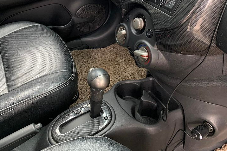 Động cơ trang bị trên Nissan March là loại 1,2 lít I4 (4 xi-lanh thẳng hàng) có công suất 76 mã lực tại vòng tua 6.000 vòng/phút, mô-men xoắn cực đại 104 Nm tại 4.000 vòng/phút. Động cơ nhỏ kết hợp với hộp số tự động vô cấp CVT trên Nissan March khá tương đồng với cấu hình xe đô thị cỡ A ngày nay như Mitsubishi Mirage hay Suzuki Swift.