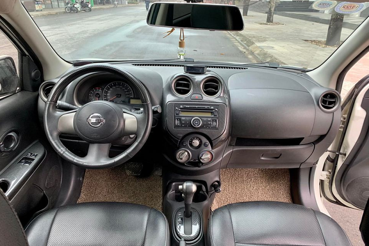 Chiếc Nissan March 2010 tại Việt Nam này có kích thước tổng thể dài 3.780 mm, rộng 1.665 mm và cao 1.530 mm, chiều dài cơ sở 2.450 mm. Trong khi đó, Toyota Yaris cùng đời có chiều dài 3.785 mm, rộng 1.695 mm và cao 1.520 mm, chiều dài cơ sở của Toyota Yaris chỉ nhỉnh hơn Nissan March 10 mm.