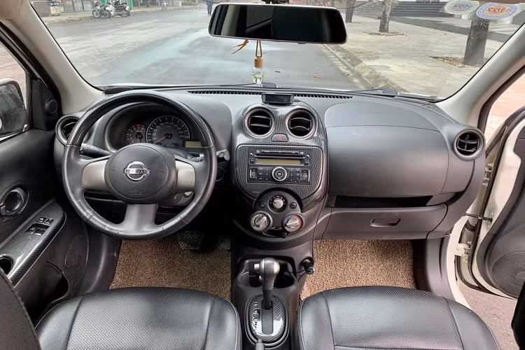 Chiếc Nissan March 2010 tại Việt Nam này có kích thước tổng thể dài 3.780 mm, rộng 1.665 mm và cao 1.530 mm, chiều dài cơ sở 2.450 mm. Trong khi đó, Toyota Yaris cùng đời có chiều dài 3.785 mm, rộng 1.695 mm và cao 1.520 mm, chiều dài cơ sở của Toyota Yaris chỉ nhỉnh hơn Nissan March 10 mm.