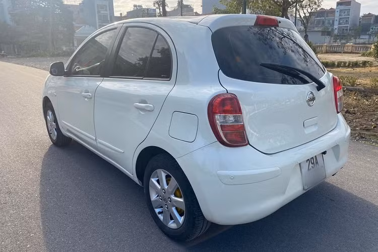 Nissan March xếp cùng phân khúc với Toyota Yaris, Mazda2 hay Honda Jazz. Tuy nhiên, so với các đối thủ kể trên, Nissan March ít phổ biến nhất tại Việt Nam. Nissan March có cấu trúc mang đậm phong cách châu Âu với những đường nét bo tròn, gọn và chắc chắn, được khá nhiều người Nhật yêu thích, phổ biến không kém xe Toyota Yaris.