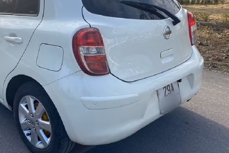 Sinh ra để đi phố nên Nissan March có bán kính vòng quay chỉ 4,3 m, trong khi của Toyota Yaris là 4,7 m. Điều này giúp chiếc xe này phù hợp với nữ tài xế dễ dàng di chuyển trong phố thị.Trang bị an toàn trên Nissan March đời 2010 có 2 túi khí ở hàng ghế trước, hệ thống chống bó cứng phanh ABS, phân bổ lực phanh điện tử EBD, khóa cửa tự động.