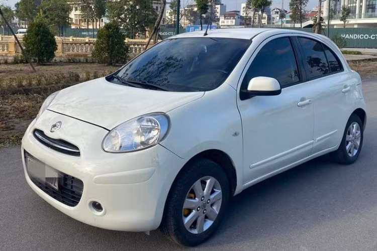 Giá bán một chiếc Nissan March đời 2010 như đề cập trong bài viết trên thị trường Việt Nam rơi vào khoảng trên 240 triệu đồng, rẻ hơn nhiều so với một chiếc Toyota Yaris cùng đời rao bán. Chiếc xe này phù hợp với người thích sự phá cách, không muốn “đụng hàng”, vì số lượng xe tại Việt Nam đếm trên đầu ngón tay