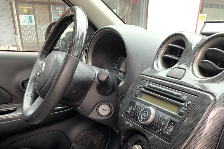 Giống như mẫu xe anh em Sunny, Nissan March có hình dáng tròn trịa từ ngoài vào trong, từ cửa gió điều hòa, bảng điều khiển trung tâm, vô lăng tới tay nắm cần số. Bù lại, không gian của xe rộng rãi và thoải mái cho tài xế có chiều cao 1,8 m.