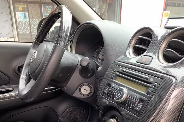 Giống như mẫu xe anh em Sunny, Nissan March có hình dáng tròn trịa từ ngoài vào trong, từ cửa gió điều hòa, bảng điều khiển trung tâm, vô lăng tới tay nắm cần số. Bù lại, không gian của xe rộng rãi và thoải mái cho tài xế có chiều cao 1,8 m.