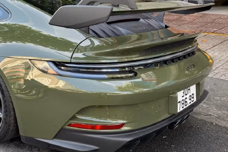 Hiện chưa rõ ông Đặng Lê Nguyên Vũ đã chi ra bao nhiêu tiền để sở hữu chiếc Porsche 911 GT3 992 số sàn độc nhất Việt Nam.