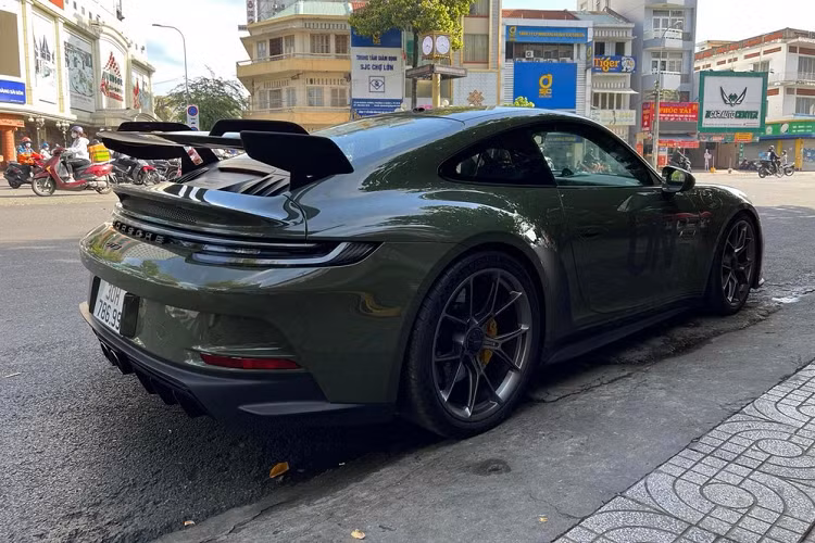 Dù số sàn hay số tự động, trái tim của 2 chiếc xe Porsche 911 GT3 thế hệ mới đang có mặt trong garage xe của Đặng Lê Nguyên Vũ vẫn được trang bị động cơ 6 xi-lanh, dung tích 4.0 lít, hút khí tự nhiên, bơm ra công suất tối đa 503 mã lực tại vòng tua máy 8.400 vòng/phút và mô-men xoắn cực đại 470 Nm tại tua máy 6.100 vòng/phút.