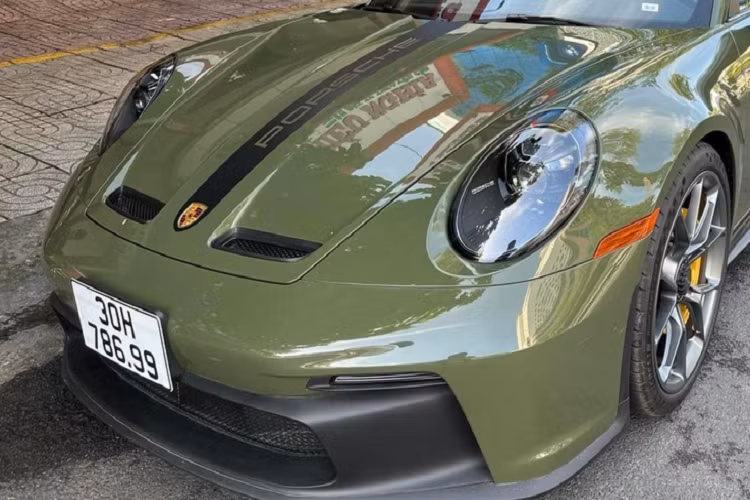 Về ngoại thất của chiếc xe đua đường phố Porsche 911 GT3 992 số sàn thứ 2 của ông Đặng Lê Nguyên Vũ đang sở hữu chính là màu sơn. Khác với xe đầu tiên mang màu trắng, chiếc Porsche 911 GT3 thế hệ mới này lại sở hữu màu xanh Olive phải nói đỉnh cao nhất của dòng 911 GT3 992 này. Bộ áo này vừa hay lại là màu rất yêu thích của "Qua" Vũ.