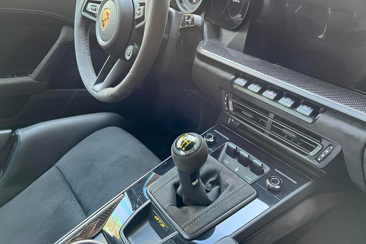 Xe đua đường phố Porsche 911 GT3 phiên bản 992 của đại gia Đặng Lê Nguyên Vũ sẽ mất thời gian từ 3,9 giây để tăng tốc từ vị trí xuất phát lên 100 km/h khi trang bị số sàn 6 cấp và vận tốc tối đa là 320 km/h.