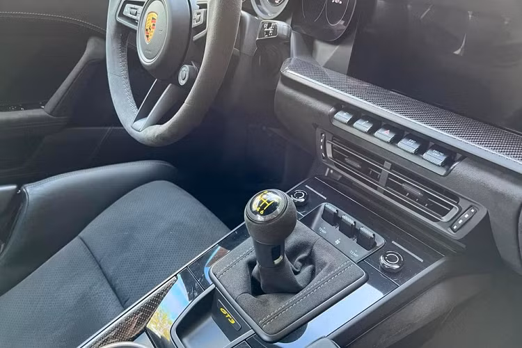 Xe đua đường phố Porsche 911 GT3 phiên bản 992 của đại gia Đặng Lê Nguyên Vũ sẽ mất thời gian từ 3,9 giây để tăng tốc từ vị trí xuất phát lên 100 km/h khi trang bị số sàn 6 cấp và vận tốc tối đa là 320 km/h.