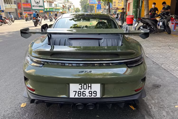 Tiếp theo là việc dòng chữ UN được dán 2 bên cửa xe và bộ mâm 5 chấu kép sơn màu tối cùng kẹp phanh màu vàng nổi bật.