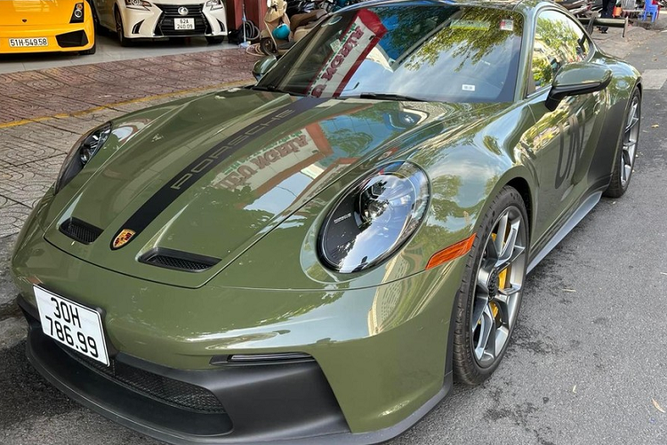 Ông Đặng Lê Nguyên Vũ đã mua cả 2 chiếc xe Porsche 911 GT3 thế hệ mới cả bản số tự động và số sàn. Mới đây, chiếc xe đua đường phố Porsche 911 GT3 992 bản số sàn của đại gia ngành cà phê chính thức lộ diện. Như vậy, đây đã là xe Porsche 911 GT3 thứ 5 lộ ảnh xuất hiện ở Việt Nam và tất nhiên là chiếc đầu tiên được trang bị số sàn. 