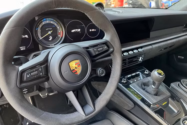 Nếu như màu sơn xanh Olive là đẳng cấp của ngoại thất thì hộp số sàn bên trong khoang lái của xe Porsche 911 GT3 992 thứ 5 về nước mới như các chi tiết ốp carbon, hệ thông giải trí mới và khung chống lật... cùng nhiều công nghệ mới thực sự hấp dẫn các tay chơi xe nhiều nhất.