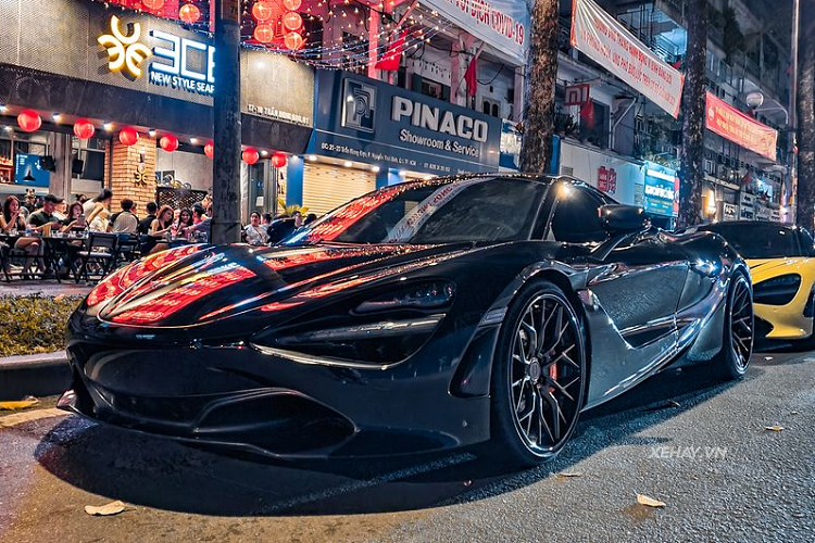 Cụ thể, chiếc McLaren 720S Spider tiền tỷ trong bài có màu sơn đen Onyx Black, ban đầu xe được trang bị mâm diamond-cut sơn màu xám chuột nhưng hiện đã "lên đời" mâm Brixton Forged loại 3 mảnh độc đáo