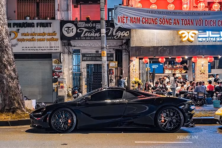 "Trái tim" của 720S Spider vẫn là cỗ máy tăng áp kép V8 4.0L sản sinh công suất 710 mã lực và mô men xoắn cực đại 770 Nm, giúp siêu xe có thể dễ dàng tăng tốc từ 0-100 km/h trong 2,9 giây, trước khi cán tốc độ tối đa 341 km/h khi đóng mui.