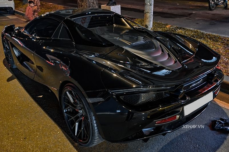 Xe còn được trang bị phần mui làm bằng kính điện hóa, có thể chuyển trạng thái từ tối màu sang kính trong suốt chỉ với một nút bấm. Bên trong khoang lái của xe được bọc da và da lộn với màu đen là chủ đạo và một số chi tiết màu cam tạo điểm nhấn.