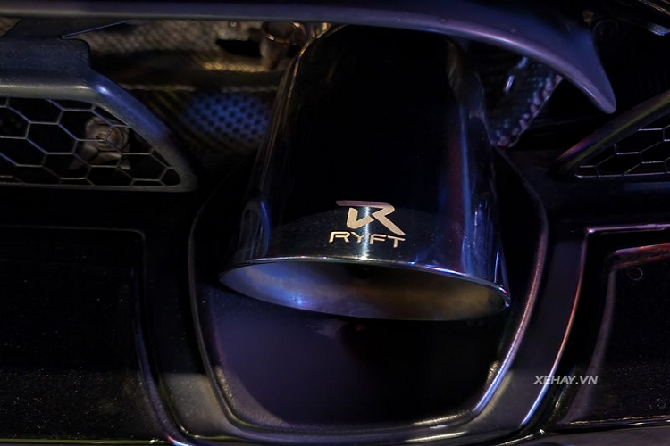 Về thiết kế, nhìn chung McLaren 720S Spider không có quá nhiều sự khác biệt so với phiên bản Coupe, ngoại trừ việc sở hữu phần mui xếp cứng có khả năng đóng mở trong vòng 11 giây và ở tốc độ dưới 50 km/h.