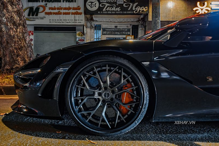 Bộ mâm siêu xe McLaren 720S Spider màu độc này có giá gần 10.000 USD ở Mỹ, ở nguyên bản, mảnh chính giữa của bộ mâm được sơn màu xanh còn mảnh viền ngoài được sơn màu đen, tuy nhiên, chủ nhân đã sơn lại toàn bộ cho bộ mâm thành màu đen cho đồng bộ với màu ngoại thất. Đi kèm là cùm phanh màu cam nổi bật.