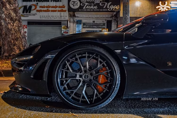 Bộ mâm siêu xe McLaren 720S Spider màu độc này có giá gần 10.000 USD ở Mỹ, ở nguyên bản, mảnh chính giữa của bộ mâm được sơn màu xanh còn mảnh viền ngoài được sơn màu đen, tuy nhiên, chủ nhân đã sơn lại toàn bộ cho bộ mâm thành màu đen cho đồng bộ với màu ngoại thất. Đi kèm là cùm phanh màu cam nổi bật.