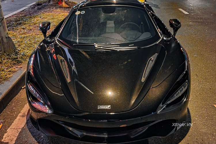 Ngoài ra, McLaren 720S Spider màu Onyx Black độc nhất tại Việt Nam còn có một số chi tiết ở ngoại thất được làm từ sợi carbon như ốp khe gió trên nắp ca-pô, ốp gương chiếu hậu, khe thoát khí ở đuôi xe...