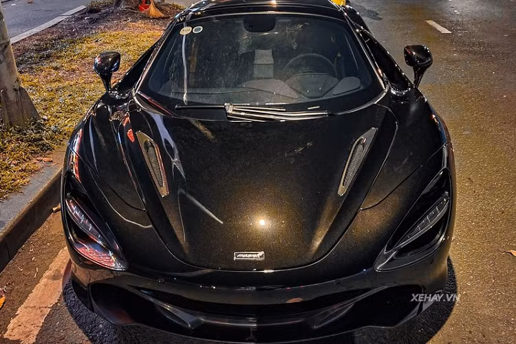 Ngoài ra, McLaren 720S Spider màu Onyx Black độc nhất tại Việt Nam còn có một số chi tiết ở ngoại thất được làm từ sợi carbon như ốp khe gió trên nắp ca-pô, ốp gương chiếu hậu, khe thoát khí ở đuôi xe...
