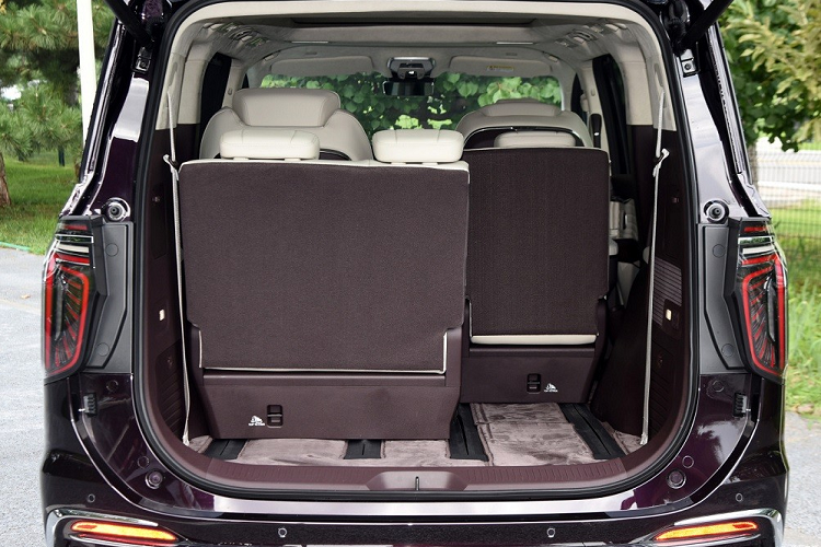 Vì khá nặng nên mẫu MPV cỡ lớn này chỉ có thể tăng tốc từ 0-100 km/h trong 9,5 giây và tiêu thụ lượng xăng trung bình 8,8 lít/100 km. Trong tương lai, Hồng Kỳ HQ9 2023 có thể được bổ sung phiên bản plug-in hybrid tiết kiệm xăng hơn.