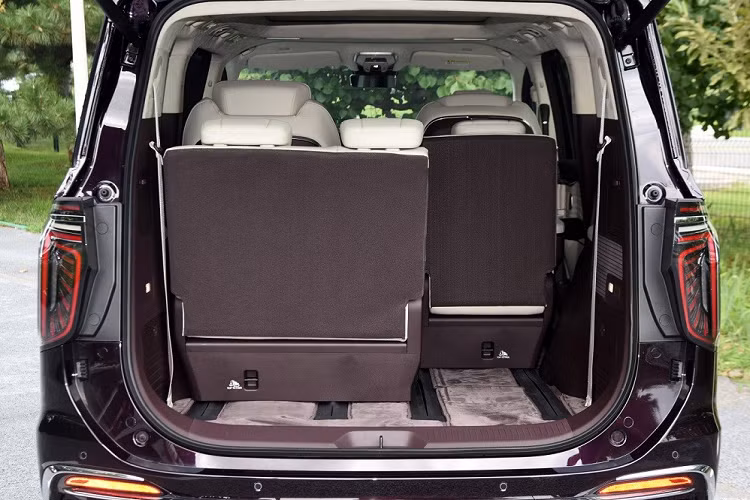 Vì khá nặng nên mẫu MPV cỡ lớn này chỉ có thể tăng tốc từ 0-100 km/h trong 9,5 giây và tiêu thụ lượng xăng trung bình 8,8 lít/100 km. Trong tương lai, Hồng Kỳ HQ9 2023 có thể được bổ sung phiên bản plug-in hybrid tiết kiệm xăng hơn.