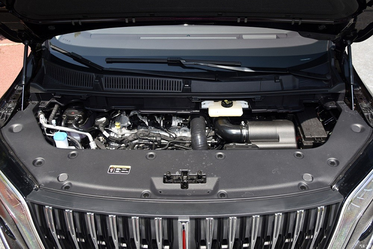 Sự quen thuộc được thể hiện qua cụm đèn hậu với thiết kế lấy cảm hứng từ Thiên An Môn của Trung Quốc. Trong khi đó, cản sau được trang trí bằng các nẹp mạ crôm nhằm tạo cảm giác cao cấp cho mẫu MPV này