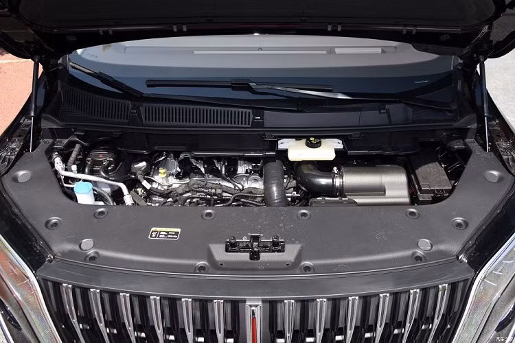 Sự quen thuộc được thể hiện qua cụm đèn hậu với thiết kế lấy cảm hứng từ Thiên An Môn của Trung Quốc. Trong khi đó, cản sau được trang trí bằng các nẹp mạ crôm nhằm tạo cảm giác cao cấp cho mẫu MPV này