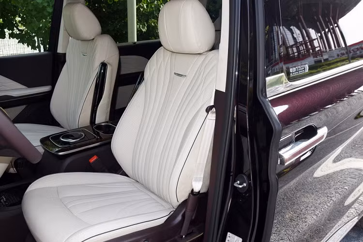 Bệ tì tay của xe còn tích hợp màn hình cảm ứng để hành khách chỉnh điều hòa, âm lượng, video... Ngoài ra, hành khách có thể dùng bàn gấp tích hợp vào lưng ghế trước. Trên đầu hành khách là cửa sổ trời cỡ lớn, mang đến cảm giác thoáng đãng hơn. Hàng ghế thứ ba của Hồng Kỳ HQ9 2023 có tính năng chính điện và có thể gập 60:40.