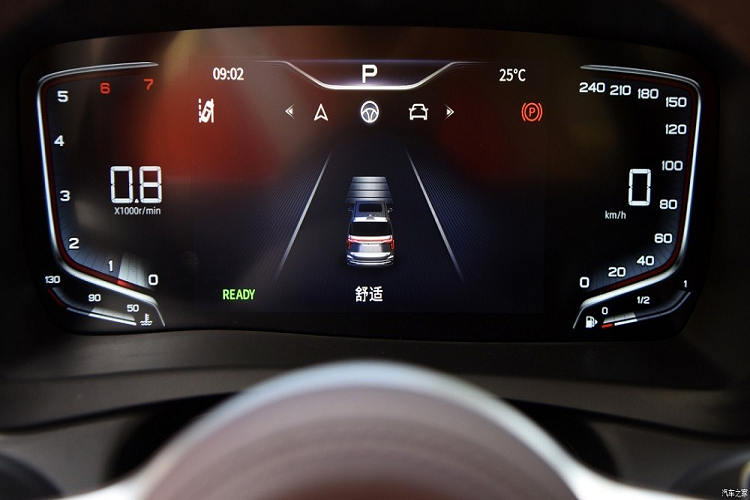 Những trang bị đáng chú ý ở khoang lái của mẫu MPV này bao gồm ghế chỉnh điện, nút bấm khởi động máy, điều hòa tự động, phanh tay điện tử, hệ thống kiểm soát hành trình và hệ thống âm thanh Dynaudio 12 kênh.