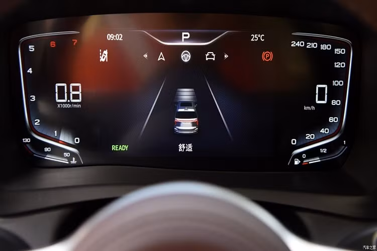 Những trang bị đáng chú ý ở khoang lái của mẫu MPV này bao gồm ghế chỉnh điện, nút bấm khởi động máy, điều hòa tự động, phanh tay điện tử, hệ thống kiểm soát hành trình và hệ thống âm thanh Dynaudio 12 kênh.