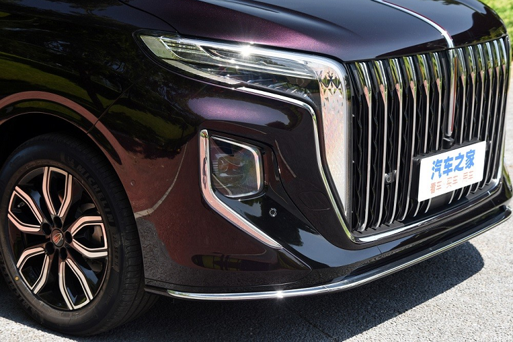 Riêng cột D của xe được thiết kế khá độc đáo với những nẹp mạ crôm nằm ngang. Tiếp đến là đường dập gân nổi bật, kéo từ đèn pha đến đèn hậu... Đằng sau mẫu MPV này, thiết kế đặc trưng của thương hiệu Hồng Kỳ tiếp tục hiển hiện.