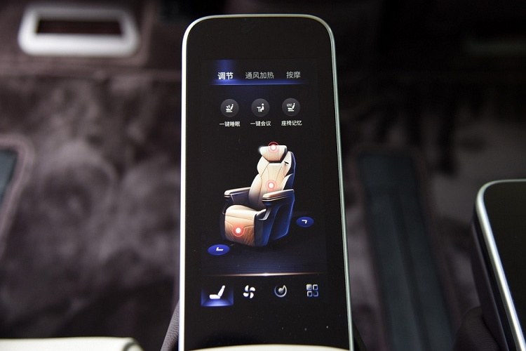 Nằm bên dưới nắp ca-pô của Hồng Kỳ HQ9 2023 là động cơ xăng 4 xi-lanh, tăng áp, dung tích 2.0L, sản sinh công suất tối đa 252 mã lực và mô-men xoắn cực đại 380 Nm. Động cơ kết hợp với hộp số tự động 8 cấp và hệ dẫn động cầu trước.