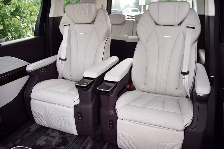 Cả hai hàng ghế sau đều có thể trượt lên/xuống theo ý muốn của hành khách. Tuy nhiên, ray trượt được thiết kế khá thô và có độ hoàn thiện chưa cao. Ngoài trang bị tiện nghi, Hồng Kỳ HQ9 2023 còn có đầy đủ các tính năng an toàn như hệ thống đỗ xe tự động, phanh khẩn cấp tự động và camera 360 độ.