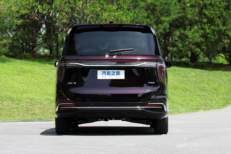 Hiện hãng Hồng Kỳ đã bắt đầu nhận cọc cho HQ9. Giá xe Hồng Kỳ HQ9 2023 được tạm tính là 400.000 Nhân dân tệ (khoảng 1,4 tỷ đồng).