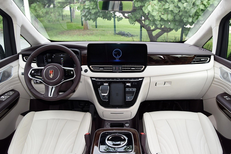 Bước vào bên trong HQ9 2023, người lái sẽ được chào đón bằng không gian nội thất bọc da phối 2 màu tương phản khá đặc trưng của xe Hồng Kỳ. Xe cũng được trang bị vô lăng bọc da... Cụm điều khiển trung tâm của xe được đặt khá cao, ngay dưới cửa gió điều hòa. Ở giữa cụm điều khiển trung tâm là sạc điện thoại thông minh không dây.