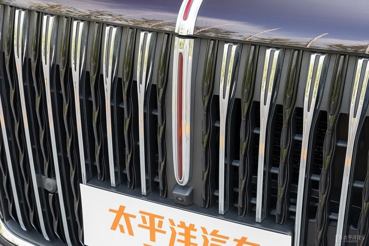 Nối liền với lưới tản nhiệt là đèn pha LED có thiết kế mượt mà, vuốt về phía sau. Trong khi đó, đèn sương mù LED của xe nằm bên dưới, ở hai góc cản trước và trang trí bằng nẹp mạ crôm bên cạnh. Là xe MPV cỡ lớn nên Hồng Kỳ HQ9 2023 đương nhiên được trang bị cửa trượt chỉnh điện bên sườn. Ngoài ra, xe còn có cửa sổ được bao quanh bằng nẹp mạ crôm, cả trên lẫn dưới.