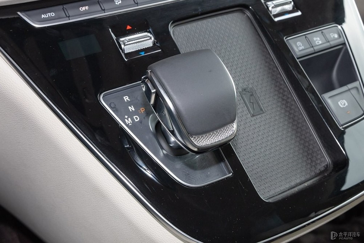 Với mẫu MPV cao cấp như Hồng Kỳ HQ9 2023, khu vực khiến người ta quan tâm nhất có lẽ là hàng ghế giữa. Tại đây, mẫu xe này được trang bị 2 ghế thương gia cỡ lớn với đủ tính năng chỉnh điện, làm mát, sưởi ấm, massage và bệ đỡ chân.