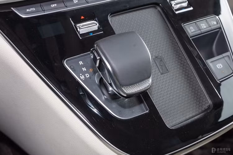 Với mẫu MPV cao cấp như Hồng Kỳ HQ9 2023, khu vực khiến người ta quan tâm nhất có lẽ là hàng ghế giữa. Tại đây, mẫu xe này được trang bị 2 ghế thương gia cỡ lớn với đủ tính năng chỉnh điện, làm mát, sưởi ấm, massage và bệ đỡ chân.