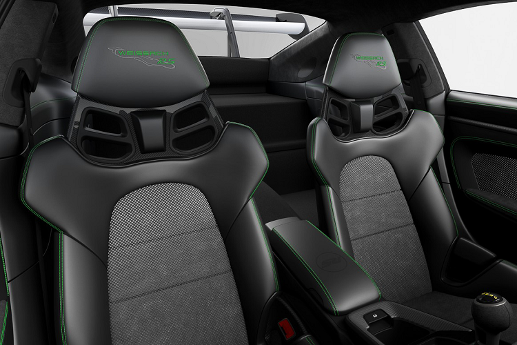 Người mua cũng sẽ nhận được một bạt trùm xe cá nhân hóa, khung biển số tùy chỉnh, nắp chìa khóa bằng Python Green và nắp van RS màu Python Green. Khách mua xe còn được tặng một cặp mô hình tỷ lệ 1:43 bao gồm GT3 RS mới cũng như Carrera RS 1973 cổ điển. 