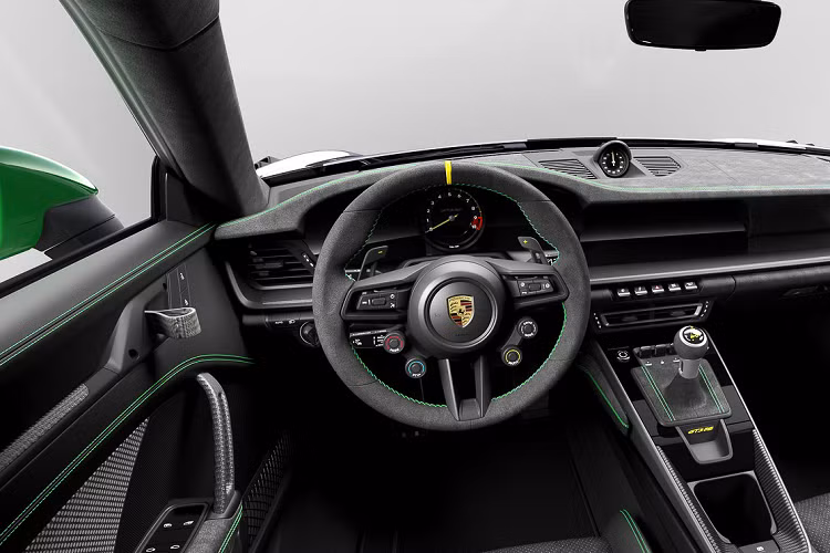 Về nội thất, xe cũng được trang trí hàng loạt chi tiết màu xanh như đường chỉ khâu tương phản trên ghế, bảng điều khiển, vô lăng và cửa ra vào. Đường khâu tương phản màu xanh lá cây cũng được sử dụng chô phần nắp bảng điều khiển trung tâm.