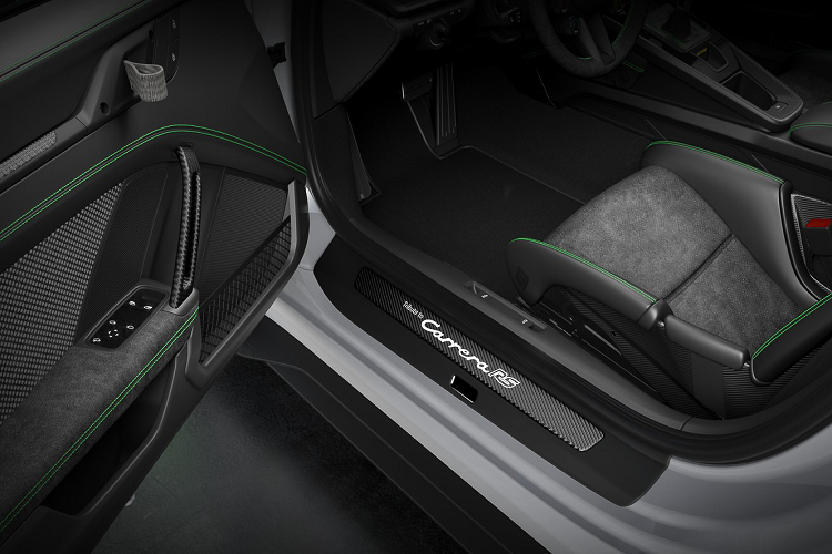 Mẫu xe được trang bị chìa khóa sơn trắng và tấm bệ cửa được chiếu sáng với dòng chữ ‟Tribute to Carrera RS”. Trong khi hầu hết các chi tiết thuộc gói chỉ tập trung vào chiếc xe.