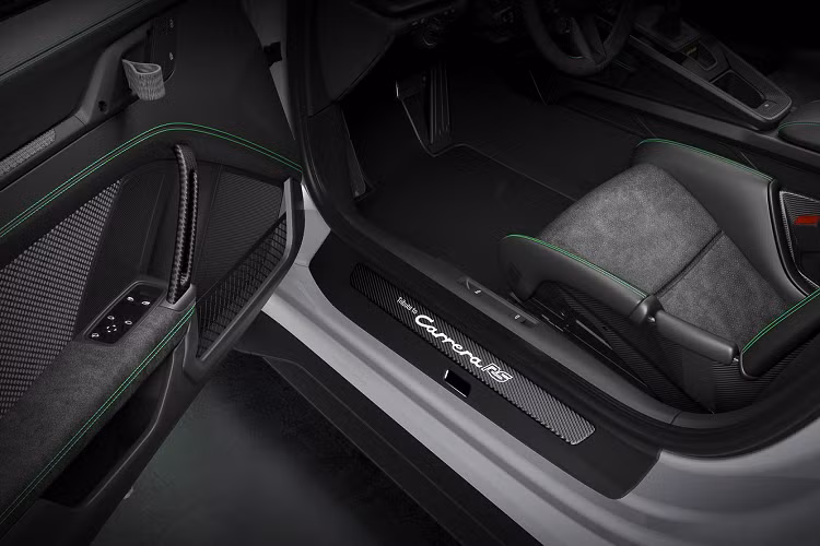 Mẫu xe được trang bị chìa khóa sơn trắng và tấm bệ cửa được chiếu sáng với dòng chữ ‟Tribute to Carrera RS”. Trong khi hầu hết các chi tiết thuộc gói chỉ tập trung vào chiếc xe.