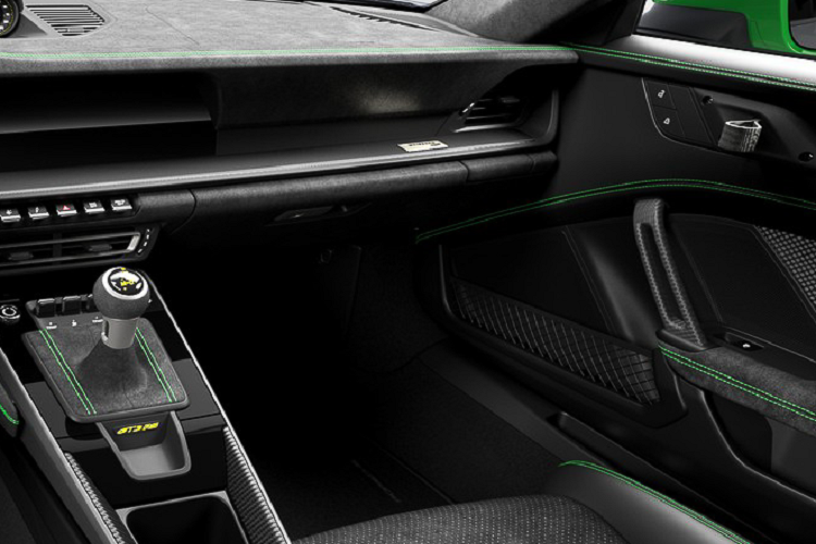 Porsche không dừng lại ở đó vì người mua sẽ được đăng ký tham gia chương trình NFT nhằm thưởng cho họ “huy hiệu kỹ thuật số xác nhận tham dự của họ tại các đường đua quan trọng và các sự kiện của Porsche”.