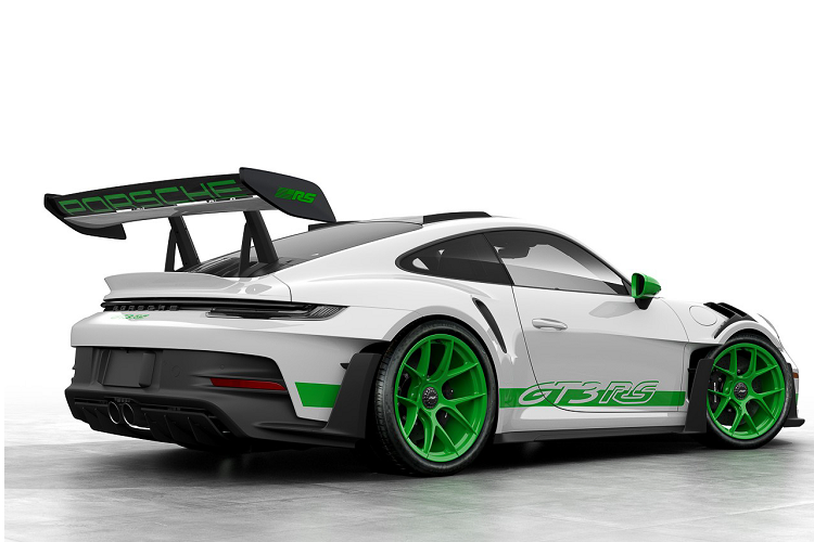 Họa tiết logo GT3 RS được trang trí hai bên thân xe, cánh gió phía sau cũng được trang trí chữ Porsche cỡ lớn tạo điểm nhấn cho phần cản sau. Bên cạnh đó, mẫu xe còn được trang bị bộ cùm phanh màu đen High Gloss Black và Gói Weissach, bổ sung thêm một loạt các thành phần bằng sợi carbon.