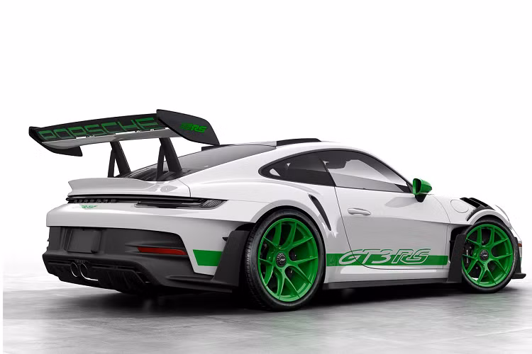 Họa tiết logo GT3 RS được trang trí hai bên thân xe, cánh gió phía sau cũng được trang trí chữ Porsche cỡ lớn tạo điểm nhấn cho phần cản sau. Bên cạnh đó, mẫu xe còn được trang bị bộ cùm phanh màu đen High Gloss Black và Gói Weissach, bổ sung thêm một loạt các thành phần bằng sợi carbon.