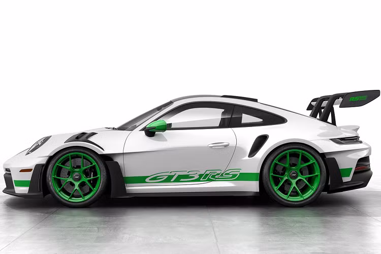 Gói Tribute to Carrera RS sẽ có sẵn cho những khách hàng có suất mua 911 GT3 RS hiện có và gói này sẽ làm tăng giá của mẫu xe lên 312.550 Đô chưa bao gồm các phụ phí khác. Mức giá này chênh khá nhiều so với 911 GT3 RS tiêu chuẩn với Gói Weissach có giá bán 262.050 Đô.