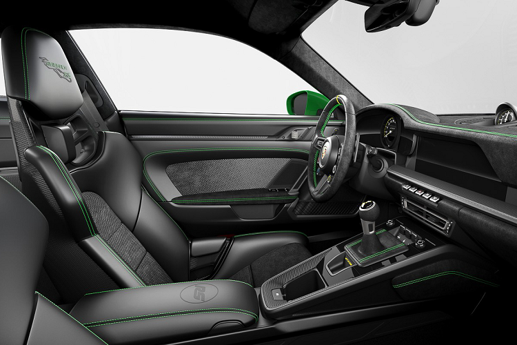 Ngoài ra, Porsche còn đem đến cho người mua một chiếc đồng hồ Porsche Design với “rôto lên dây cót màu Python Green được thiết kế để trông giống như mâm xe và dây đeo có đường khâu phù hợp cũng như vòng bezel màu trắng.”