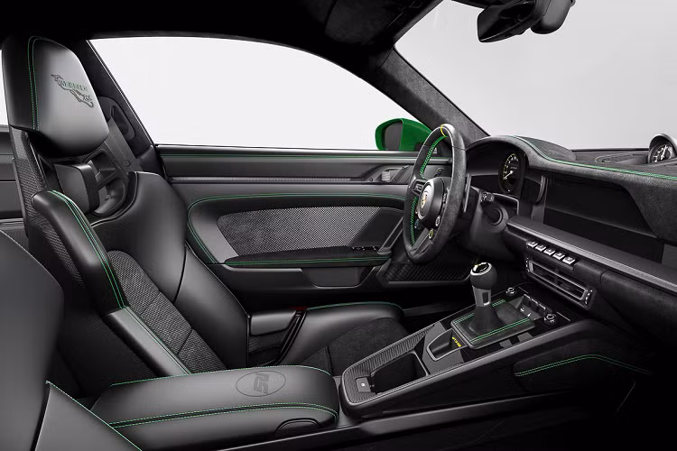 Ngoài ra, Porsche còn đem đến cho người mua một chiếc đồng hồ Porsche Design với “rôto lên dây cót màu Python Green được thiết kế để trông giống như mâm xe và dây đeo có đường khâu phù hợp cũng như vòng bezel màu trắng.”