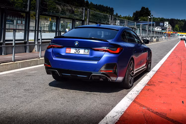 Chính vì thế, chiếc xe vẫn sở hữu sức mạnh 281 mã lực và 335 mã lực tùy phiên bản tương ứng với phiên bản i4 eDrive35 và eDrive40 một động cơ tiêu chuẩn, dẫn động cầu sau hoặc mức công suất 536 mã lực của phiên bản M50 động cơ kép gửi đến bốn bánh.